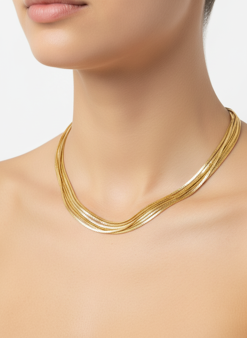 Colar dourado em pele clara