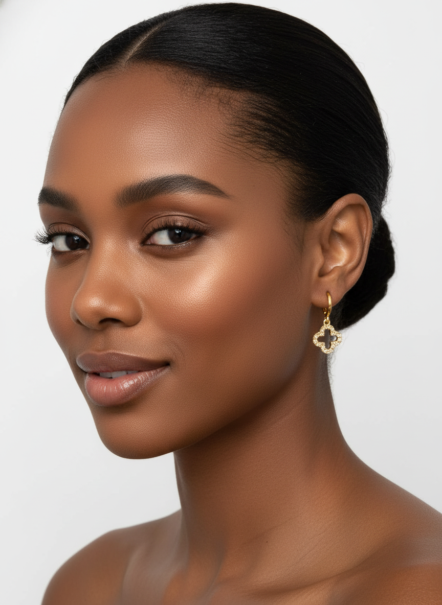 Mulher usando brincos dourados - foto 1