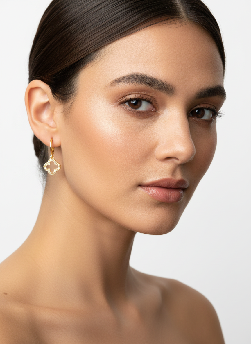 Mulher usando brincos dourados - foto 2