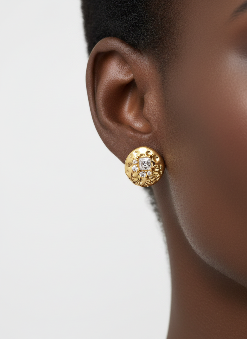 Pessoa negra usando brincos de ouro