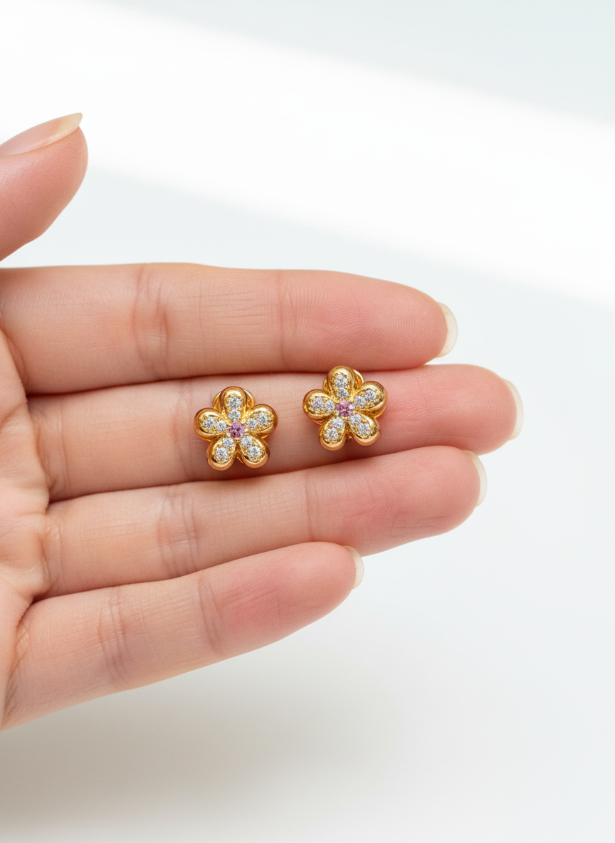 Brincos de flor dourados de 5 pétalas na palma da mão