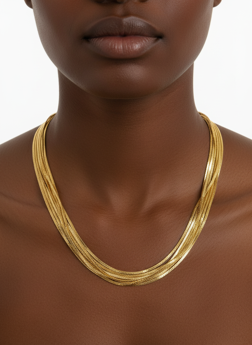 Colar dourado em pele escura